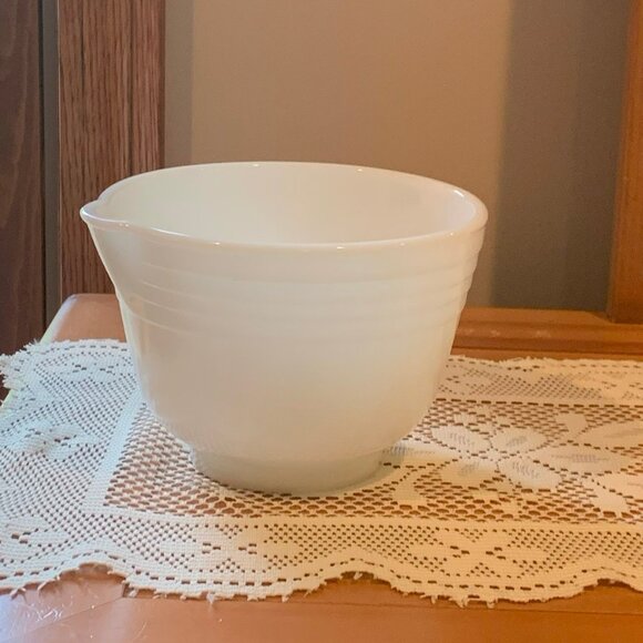PYREX HAMILTON BEACH VINTAGE MIXING BOWL #7, WHITE MILK GLASS, MADE IN USA - Picture 1 of 2